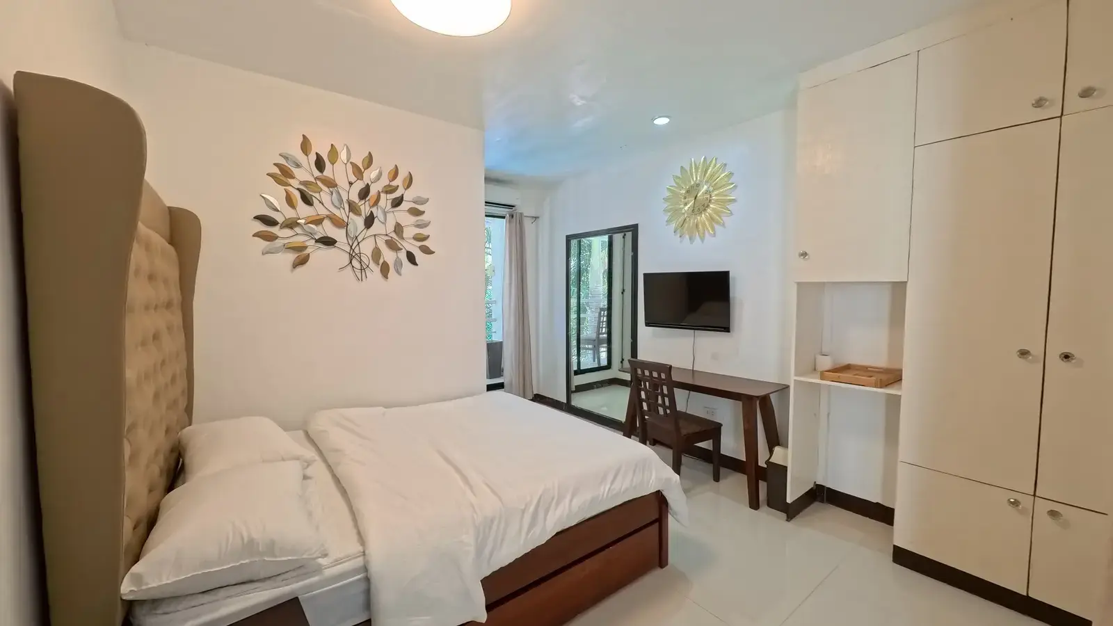LAD COUPLES ROOM - Image 1